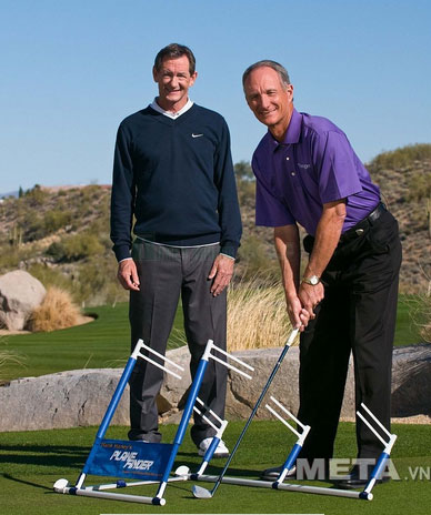 Khung tập swing Hank Haney Plane Finder giúp bạn nhìn ra được những điểm đúng và sai trong cus swing của mình.