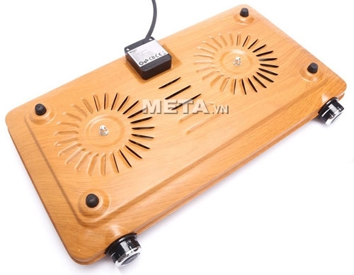 Mặt đáy của bếp hồng ngoại Magic A37 có nhiều lỗ thoáng giúp thoát nhiệt cho bếp.