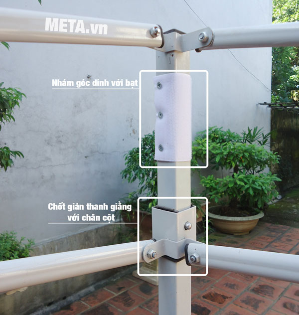 Hình ảnh vị trí chốt giữa chân và thanh giằng, điểm nhám dính giữa khung với bạt mái của nhà bạt