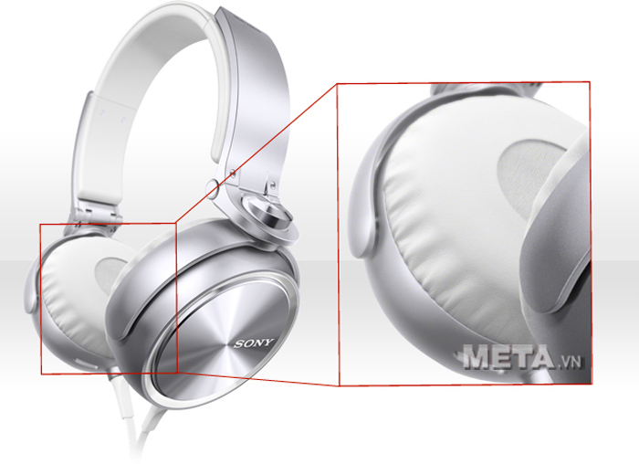 Tai nghe Sony MDR-XB610 thiết kế miếng đệm tai cách ly tiếng ồn tốt.