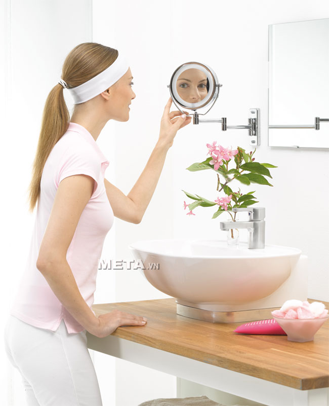 Gương trang điểm 2 mặt Beurer BS59 có thể phóng đại hình ảnh gấp 5 lần giúp trang điểm đẹp hơn.