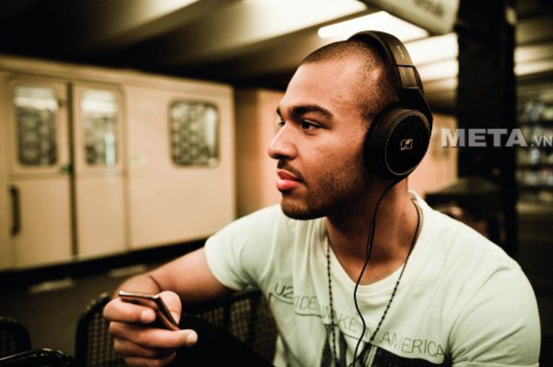 Tai nghe Sennheiser HD 429 EAST có hệ thống lọc âm làm giảm tiếng ồn xung quanh tối đa