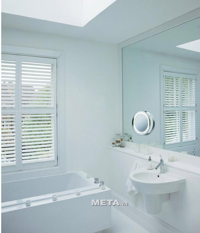 Gương trang điểm gắn tường kèm đèn Led FCE79 mang đến không gian sử dụng thật sang trọng.