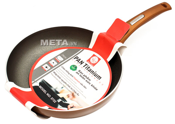 Chảo Titanium chống dính cao cấp 24cm 2355722 thiết kế tay cầm có lỗ để treo.