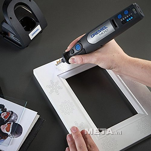 Máy khoan mài dùng pin Dremel Micro 8050/35 được dùng để khắc trang trí