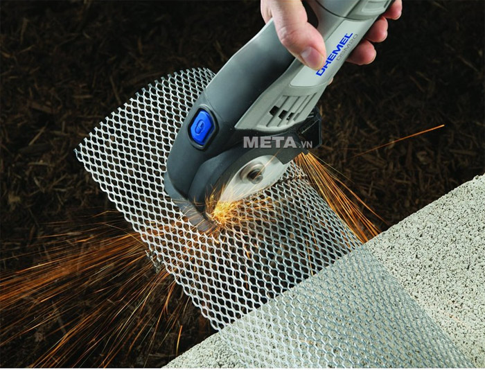 Máy cưa đĩa 3 inch Dremel SAW-MAX trang bị lưỡi dao sắc bén, dễ dàng cắt sắt.