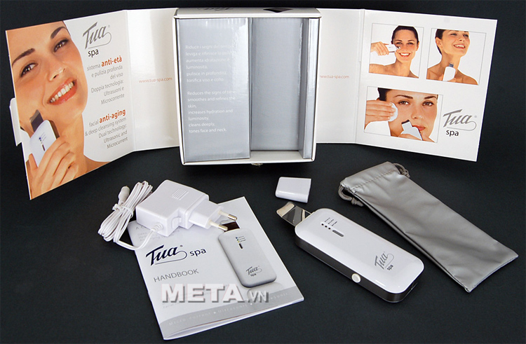Máy massage mặt, làm sạch sâu và thanh tẩy da TuaSpa gồm 1 máy, bộ sạc và hướng dẫn sử dụng.