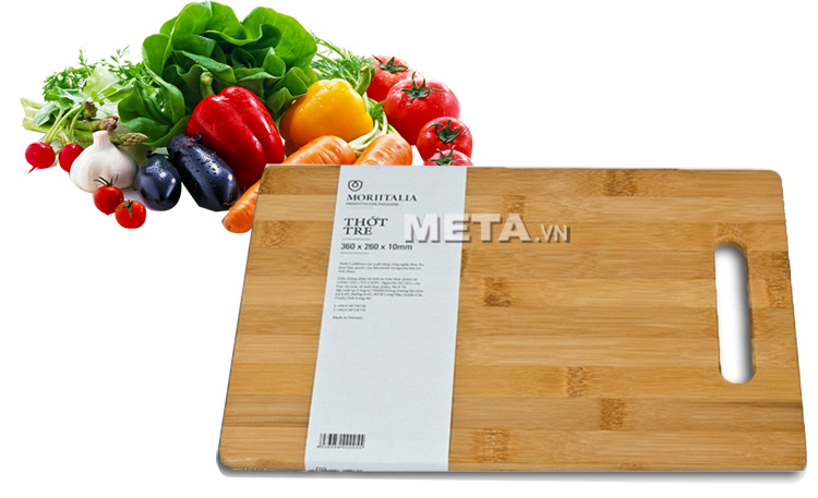 Thớt tre Carlmann 360 x 260 x 10 mm THOT10000055 giúp sơ chế thực phẩm an toàn hơn.