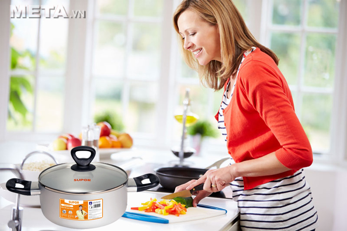 Nồi canh oxy hóa mềm Comfort S09A20 20cm giúp nấu thực phẩm nhanh chín hơn mà vẫn giữ nguyên hương vị.