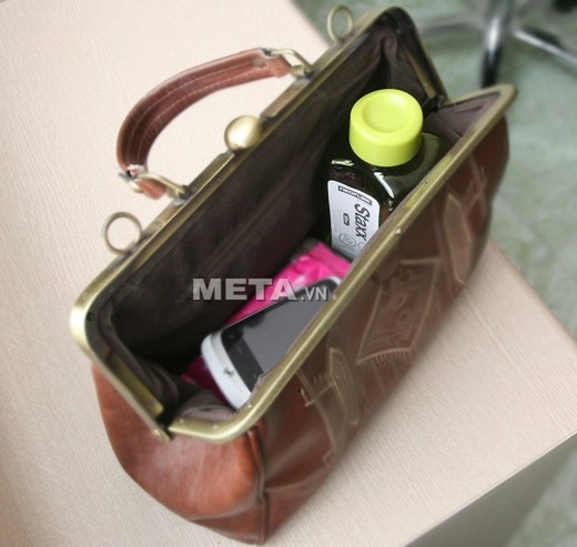 Bình đựng nước Tritan Staxx 700ml dễ dàng để vào túi xách mà không lo nước bị chảy ra.