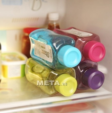 Bình đựng nước Tritan Staxx 700ml có thể để trong tủ lạnh mà không tốn diện tích.