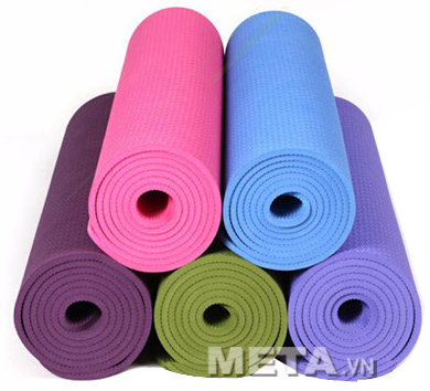 Thảm Yoga TPE 8 ly thiết kế dày dặn, mang lại cảm giác êm ái khi tập luyện.