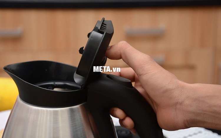 Ấm siêu tốc Kangaroo KG336 dễ dàng đóng mở nắp ấm nhờ nút bấm.6