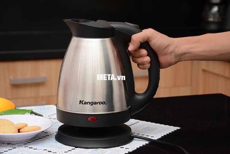 Ấm siêu tốc Kangaroo KG336 thiết kế mâm nhiệt phẳng, đế rời, có thể xoay 360 độ tiện lợi khi sử dụng.