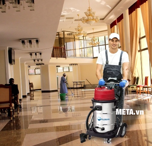 Máy hút bụi công nghiệp Fujihaia VC-3238 giúp vệ sinh sảnh được sáng bóng hơn.