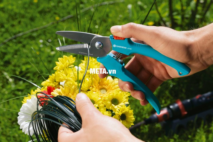 Kìm cắt cây đa năng Gardena 12mm 08759-20 giúp cắt hoa thật nhanh chóng.