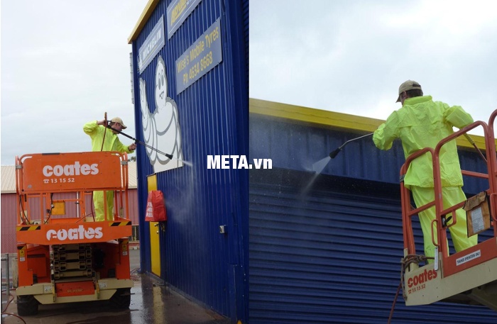 Máy phun áp lực Lavor Michigan 1211LP dễ dàng rửa vách mặt ngoài nhà xưởng.