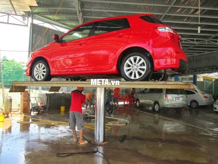 Rửa xe ô tô thật chuyên nghiệp với máy phun áp lực Lavor Michigan 1211LP