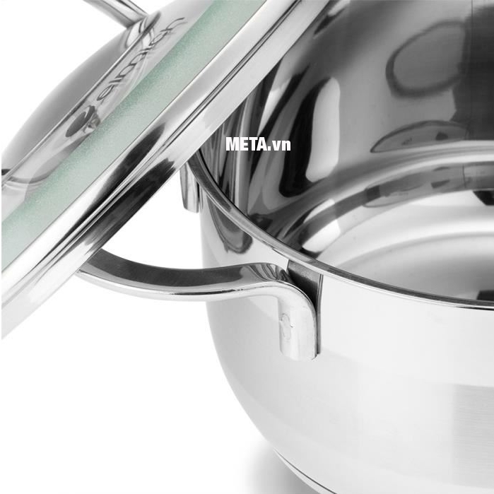 Xoong inox 5 đáy Celestine 18cm 2355275 được làm dày dặn, chắc chắn, độ bền cao.