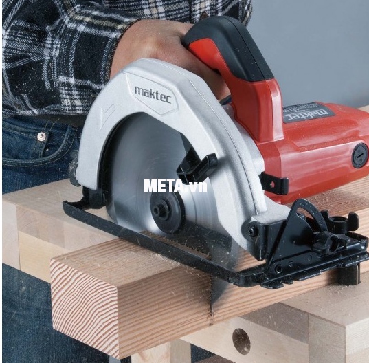 Máy cưa đĩa Maktec MT583 có đường kính lưỡi cưa rộng, giúp cắt gỗ nhanh hơn.