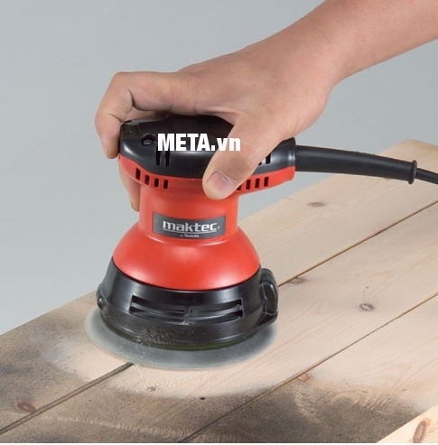 Máy chà nhám quỹ đạo tròn Maktec MT922 nhỏ gọn, dễ cầm nắm.