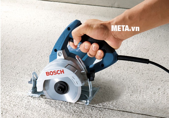 Máy cắt gạch Bosch GDM 121 cho khả năng cắt bê tông mạnh mẽ.