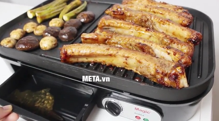 Vỉ nướng điện Magic Korea A-24 thiết kế khay hứng dầu giúp tách dầu mỡ ra khỏi thức ăn.