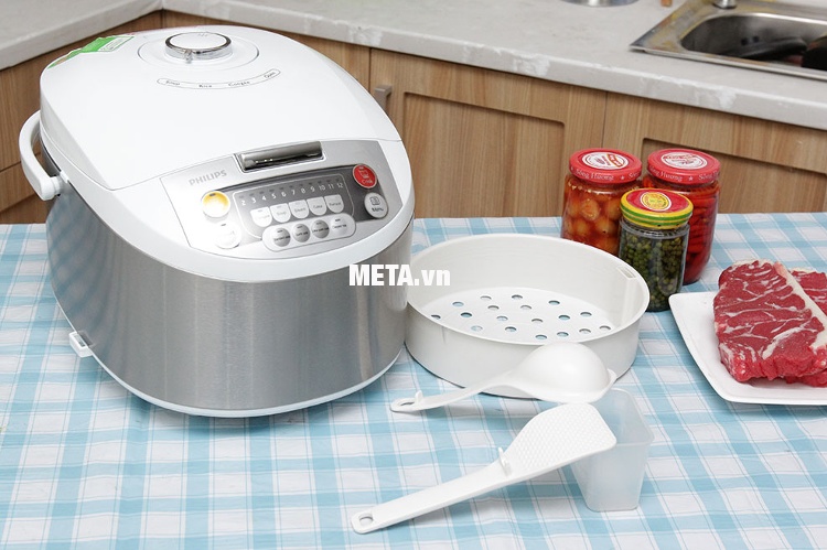 Nồi cơm điện tử Philips HD-3038 kèm theo 2 muỗng, xửng hấp và cốc đong gạo.