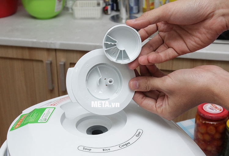 Nồi cơm điện tử Philips HD-3038 dễ dàng tháo rời nắp thoát hơi.