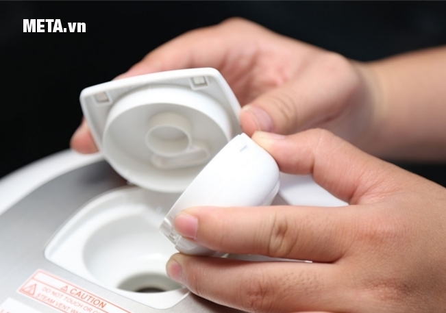 Nồi cơm điện tử Toshiba RC-10NMF có van thoát hơi nước tiện lợi.