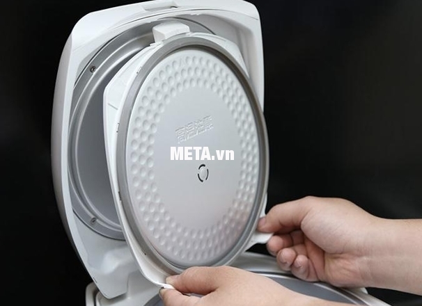 Vung nồi cơm điện tử Toshiba RC-10NMF thiết kế đặc biệt giúp hơi nước không giỏ ngược lại.