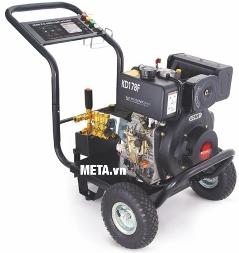 Máy phun rửa cao áp chạy dầu diesel Kocu KD178F giúp rửa xe nhanh chóng, dễ dàng.
