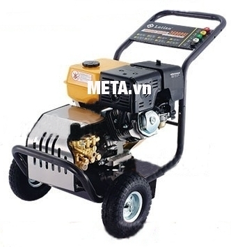 Máy rửa xe chạy dầu diesel Lutian 18D35-10A chắc chắn, dễ dàng sử dụng.