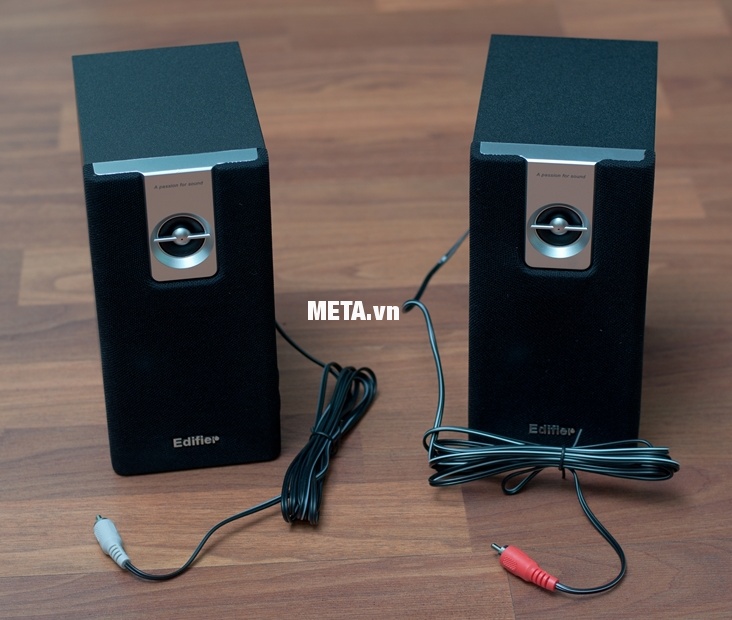 Hai loa vệ sinh Edifier HCS2330 có thể treo tường và kết nối với máy tính qua cổng RCA.