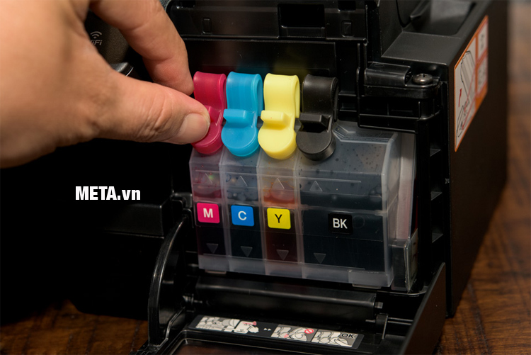 Máy in phun màu đa chức năng Brother MFC-T800W với thiết kế hộp mực trong suốt dễ dàng quan sát.