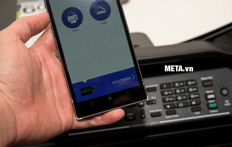 Máy in phun màu đa chức năng Brother MFC-T800W tích hợp với mạng Wi-Fi phù hợp cho cả hệ điều hành iOS và Androi.