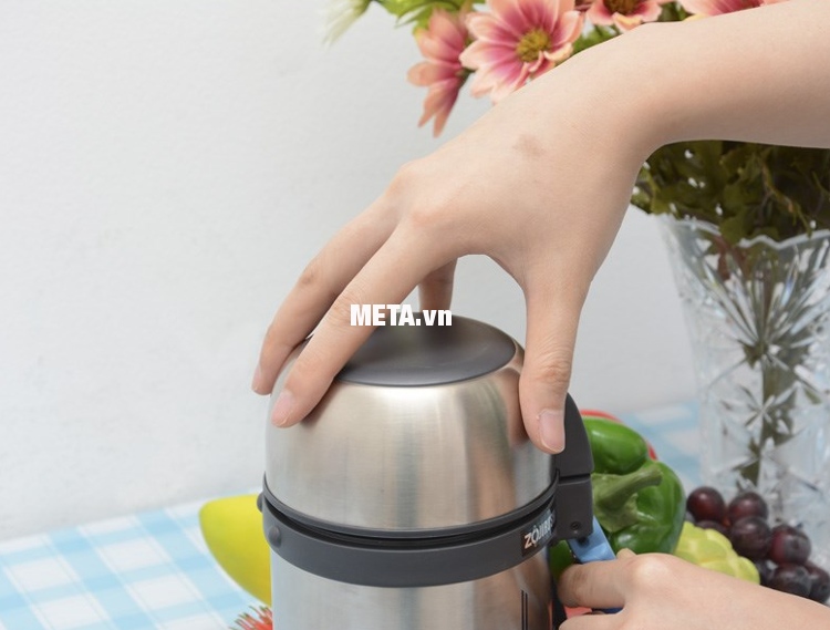 Bình lưỡng tính Zojirushi SF-CC13 có nắp đậy kín, chắc chắn.