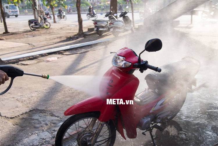 Máy rửa xe gia đình Projet P1600 có dòng nước với áp suất lớn giúp rửa trôi mọi bụi bẩn.