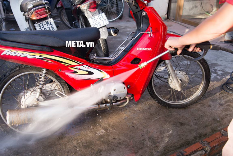 Máy rửa xe gia đình Projet P1600 với đường xịt phun áp lực lớn.