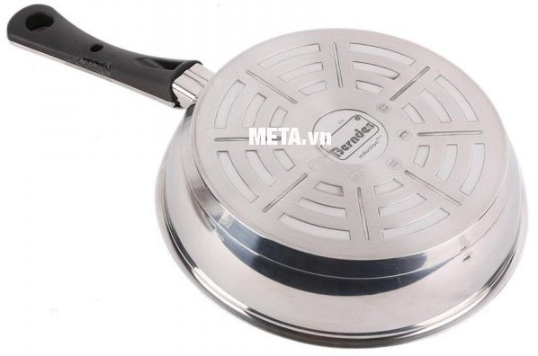 Chảo Berndes Sautepan Inse 24 cm 063666 có tay cầm chống nhiệt