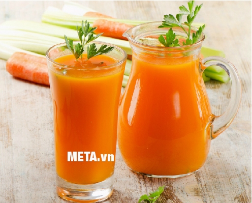 Máy ép trái cây Steba E160 cho ra những ly nước ép thật chất lượng.