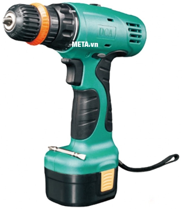 Máy khoan dùng pin DCA ADJZ07-10 với thiết kế nhỏ gọn, vừa tay người dùng.