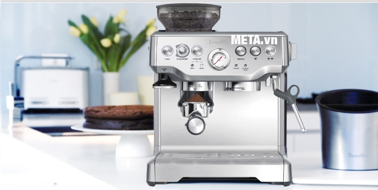 Máy pha cà phê Breville BES870BSS được thiết kế với màu bạc sang trọng.