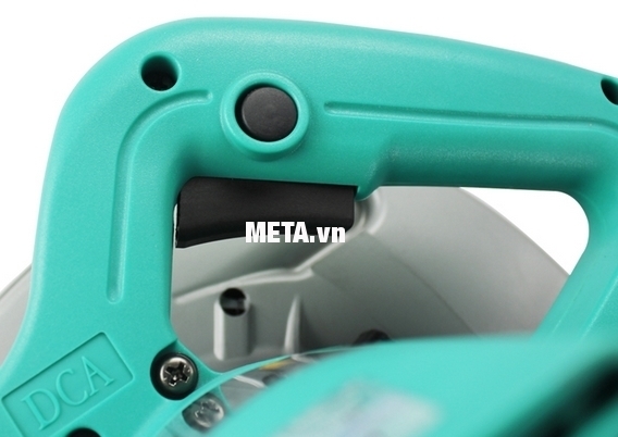 Máy cưa đĩa 1100W DCA AMY185 (M1Y-FF-185) thiết kế tay cầm có độ ma sát cao.