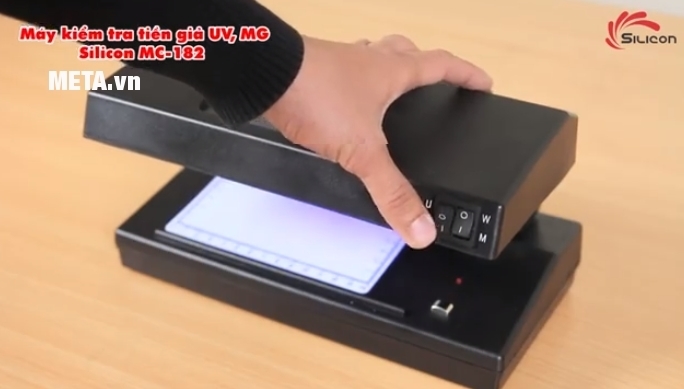 Máy kiểm tra tiền giả UV, MG Silicon MC-182 vô cùng nhỏ gọn, di chuyển dễ dàng.