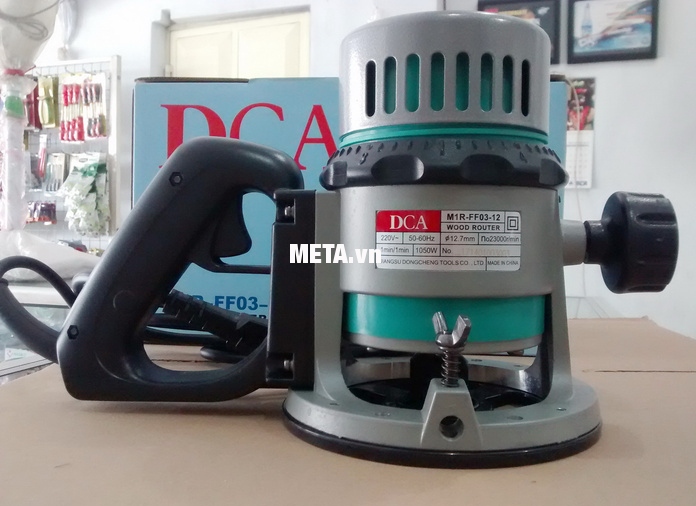 Máy phay gỗ 1050W DCA AMR03-12 (M1R-FF03-12) thiết kế đơn giản, dễ sử dụng.
