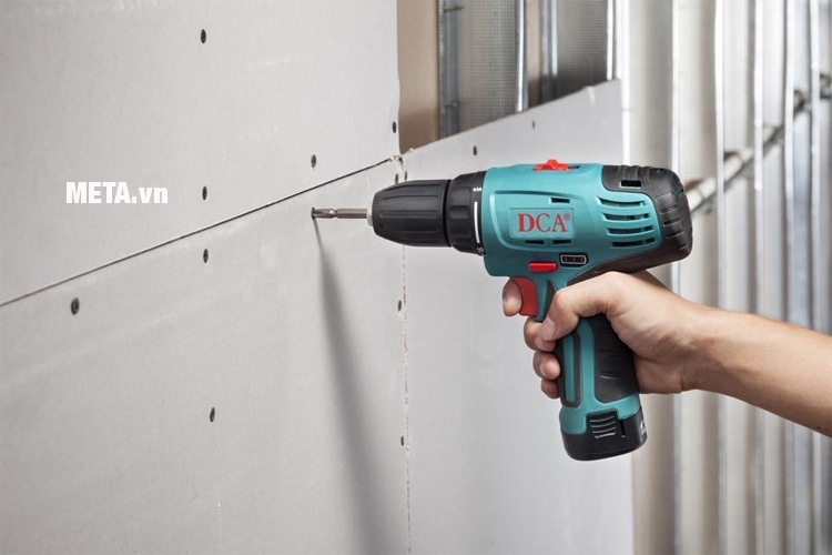 Máy xiết vít dùng pin DCA POL-FF-8 giúp xiết bu lông vào tường dễ dàng.