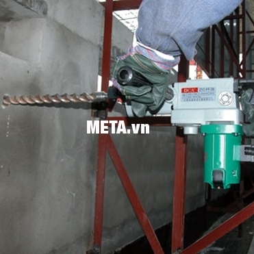 Máy đục bê tông DCA ZIG-FF05-6 có thể đục phá dễ dàng những mảng bê tông lớn.