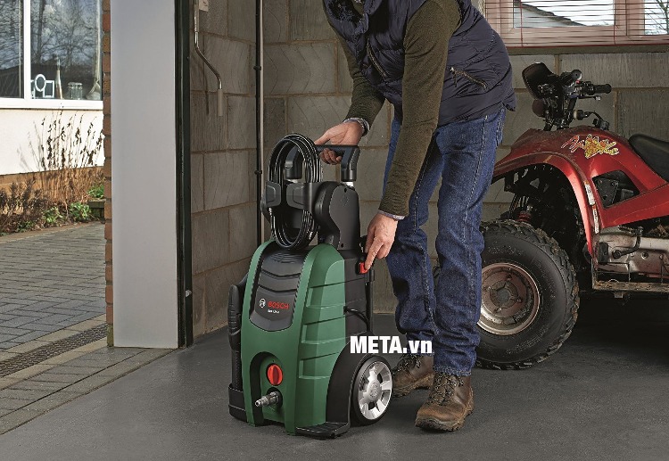 Máy rửa xe gia đình Bosch AQT 42-13 có thể kéo và rút gọn tay cầm.