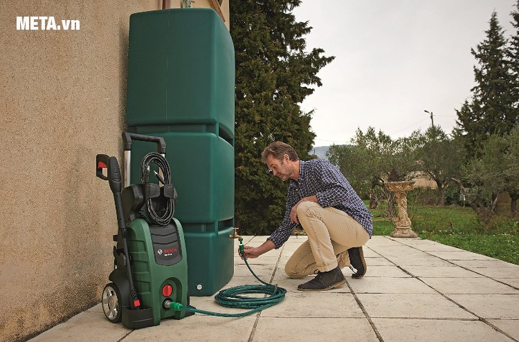 Máy rửa xe gia đình Bosch AQT 42-13 dễ dàng lắp đặt và sử dụng.